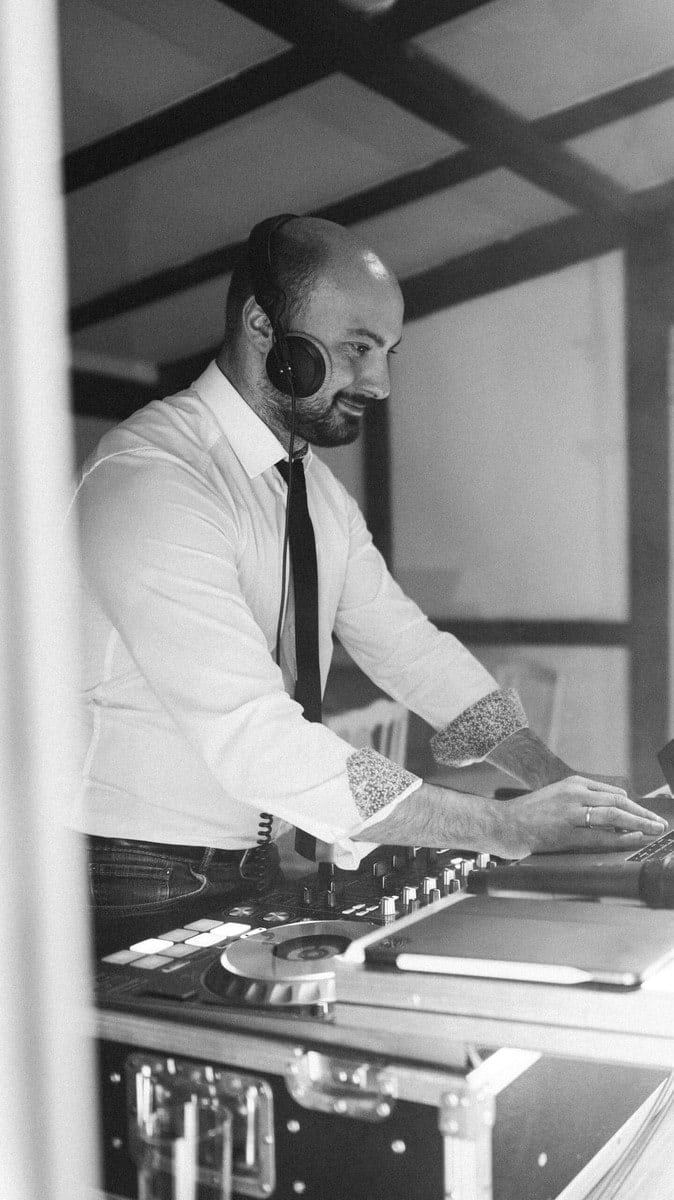 DJ hat Feier im Blick