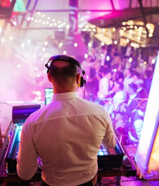 Tanzfläche voll und alle Gäste feiern