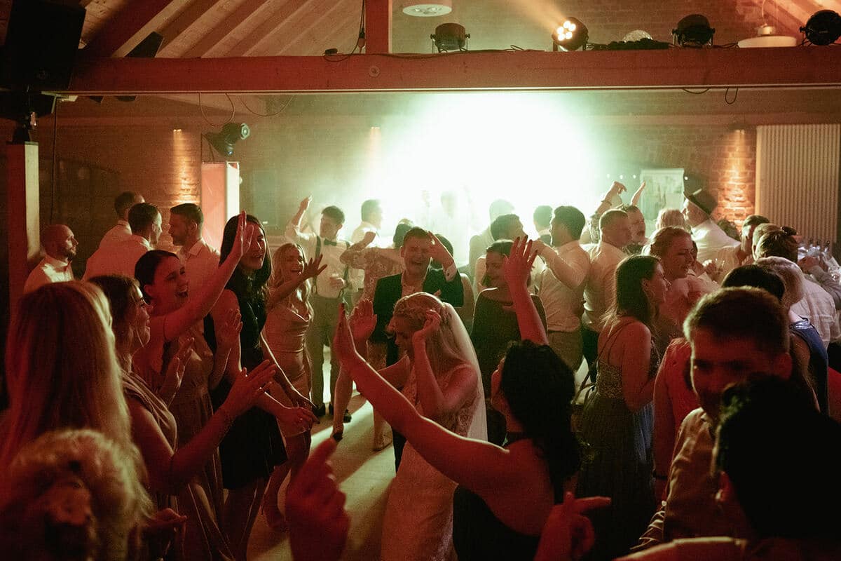 Glückliche Gäste mit Hochzeitds DJ