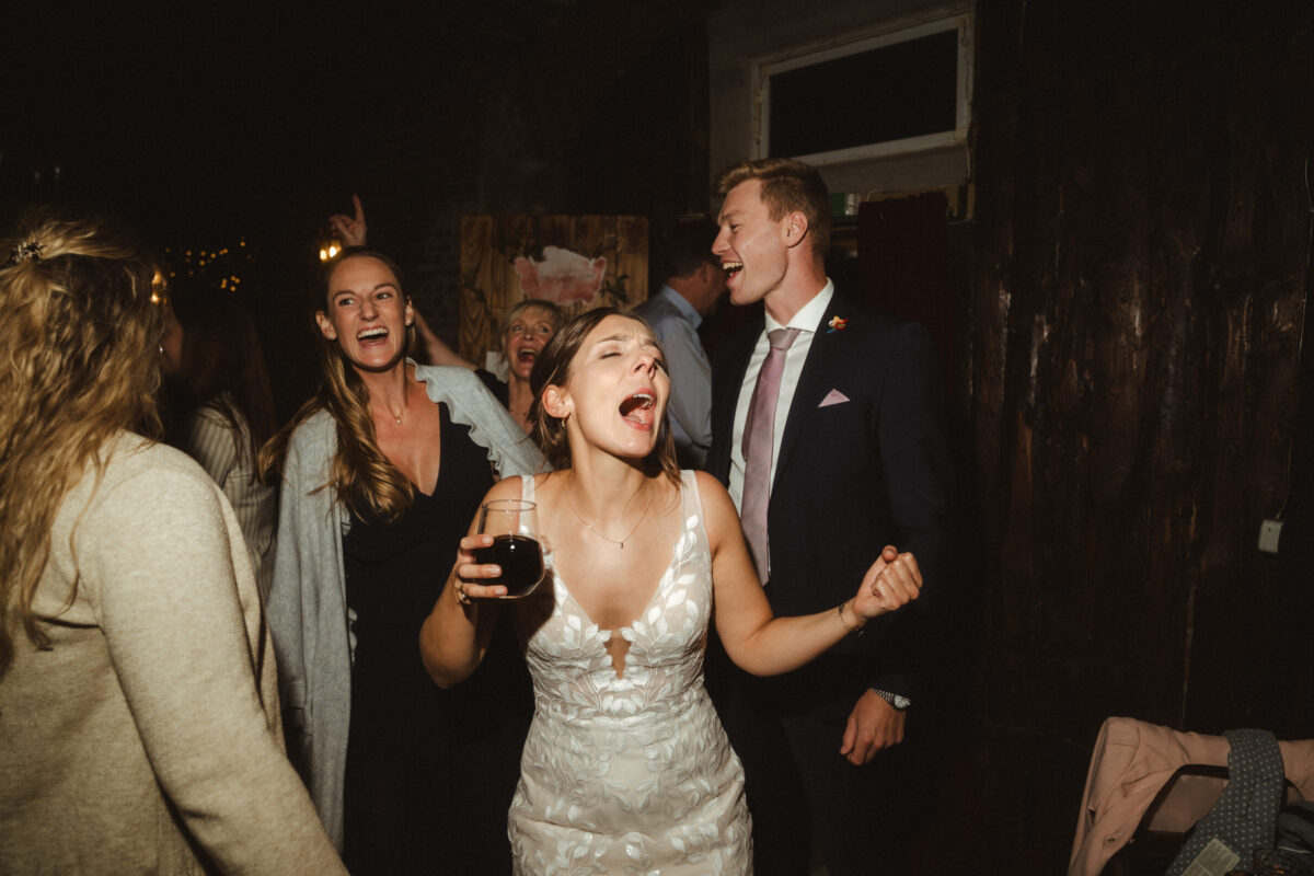 Sabrina und Max Glückliche Braut die lautstark mitsingt